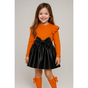 Özge Başaran Deri Etek, Turuncu Badi ve Diz Altı Fiyonklu Çorap Takım