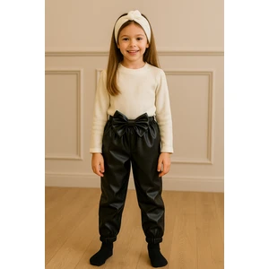 Özge Başaran Kız Çocuk, Siyah Deri Fiyonk Detaylı Pantolon, Krem Omuzu Fırfırlı Badi ve Saç Bandı Takımı