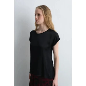 Yuvarlak Yaka Önü Saten Viskon Tshirt - Siyah