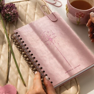 2026 Spiralli A5 Haftalık Ajanda – Kir ve Suya Dayanıklı Sert Kapak - Pembe