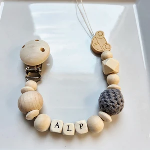 Arabalı Gri Isimli Bebek Emzik Zinciri Askısı