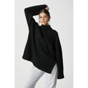 Kadın Wonder Yumuşacık Dik Yaka Siyah Yırtmaçlı Oversize Triko Kazak