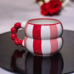 Katmerli Boncuk Kulp Pembe - Kırmızı Şerit Desenli El Işlemeli Seramik Kupa