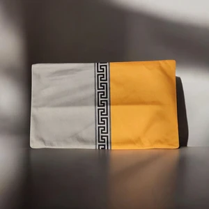 Mutlu Köşe Dikdörtgen Mitolojik Yunan Anahtarı Desenli Kadife Pamuk Premium Dizayn Kırlent Kılıfı