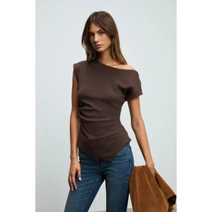 REHINGA Kadın Asimetrik Yaka Regular Kısa Kol Kahverengi Bluz