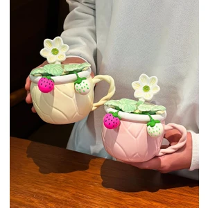 Çilek Bahçesi Temalı Seramik Kupa