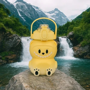 Labubu Matara Sarı 1000 ml – Sevimli Kapaklı Su Şişesi, Okul & Spor Için Dayanıklı Su Kabı