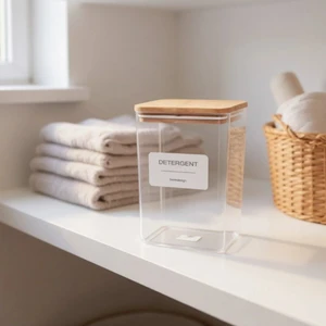 Zeze Design Ahşap Kapaklı Suya Dayanıklı Beyaz Deterjan Kutusu – Minimalist Etiketli, Modern ve Kolay Temizlenir