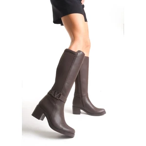 Acı Kahve Deri Görünümlü Arkası Streç Esnek Kalın Orta Topuklu V Metal Detay Fermuarlı Uzun Çizme