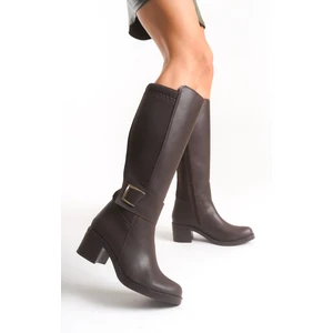 Deri Görünümlü Arkası Streç Esnek Kalın Orta Yüksek Topuklu Toka Detaylı Fermuarlı Kahve Uzun Çizme
