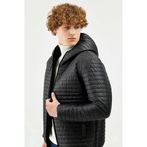 İçi Astarlı Cepli Kapüşonlu Jel Elyaf Su ve Rüzgar Geçirmez Şişme Kışlık Erkek Mont