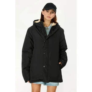 İçi Kürklü Su ve Rüzgar Geçirmez Cepli Kapüşonlu Kadın Mont