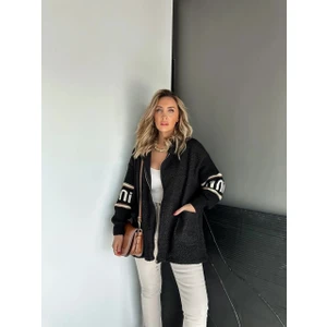 Qimya Butik Robin Kadın Kolları Yazılı Trikolu Kapüşonlu Arkası Uzun Astarsız Buklet Kısa Kaban