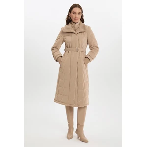 Yakası Kürk ve Kemer Detaylı Şişme Mont