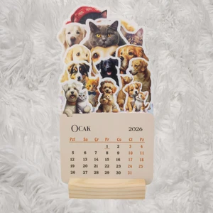 Yunus Copy 2026 Kedi Köpek Dostluğu Takvimi Ahşap Ayaklı Kedi Köpek Dostluğu Temalı Özel Tasarım Takvim