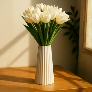 Nevhan Sanat Modern Beyaz Seramik Vazo – El Yapımı Çizgili Beton Vazo – Minimalist Ev & Banyo Dekoru (17.8×7.7 cm)