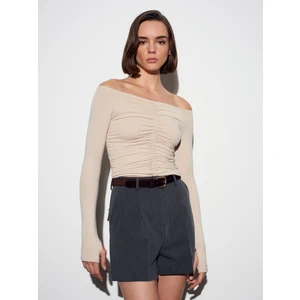 32089 Omuzları Açık Büzgülü Top-Bej