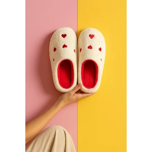 Kadın Ev Terliği Pembe Kalp Detaylı Peluş Malzeme ile Şık ve Rahat