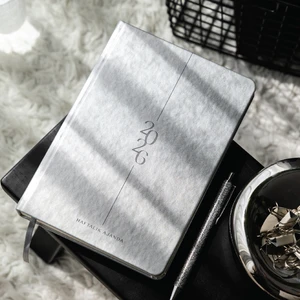 2026 A5 Sert Kapak Haftalık Ajanda – 12 Aylık Metalik Gümüş