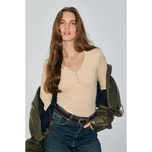 Kalanı Kadın Uzun Kollu V Yaka Patlı Düğmeli Bej Bluz