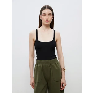 Kare Yaka Kadın Atlet