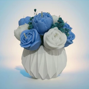 Hediye İstasyonum Büyük Boy Mavi–beyaz Gül Buket Mum | Kokulu Soya Wax | Kaliteli Taş Tozu Vazo