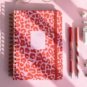 2026 A5 Spiralli Renkli Haftalık Ajanda 12 Aylık – Motivasyon Sayfalı Kırmızı Leopar