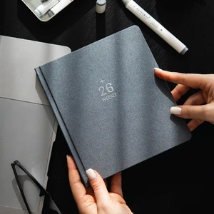 2026 Dikey Haftalık Ajanda 12 Aylık Kir ve Suya Dayanıklı Premium Keten Kapaklı 18X20 cm - Füme