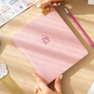 2026 Dikey Haftalık Ajanda 12 Aylık Kir ve Suya Dayanıklı Premium Keten Kapaklı 18X20 cm - Pembe