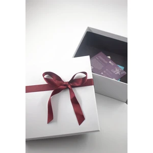 Karton Kutu Beyaz Boş Hediye Kutusu Bordo Kurdeleli Kutu Yılbaşı Kutu 21 cm x 21 cm x 9.4 cm