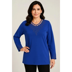Yaka ve Kol Ucu Tül Detaylı Taş Işlemeli Mavi Anne Penye Bluz