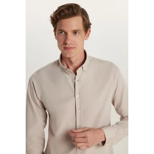 Erkek Slim Fit Dar Kesim Uzun Kollu Pamuklu Oxford Doku Kolay Ütü Taş Renk Düğmeli Yaka Gömlek