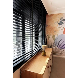 Siyah Renk Gerçek Ahşap Jaluzi 50MM Zincirli Redüktörlü Kurdelalı AJS1007