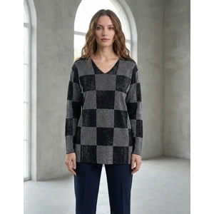 T Guel Kadın Kare Desenli Gri-Siyah V Yaka Simli Kazak