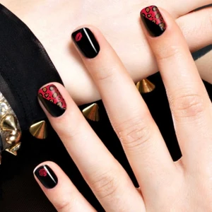 Kırmızı Desenler Tırnak Dövmesi