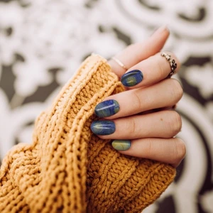 Sanatçı Resimleri Tırnak Dövmesi