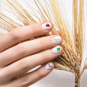 Uğur Böceği Tırnak Dövmesi