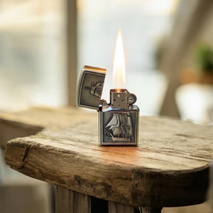 Zippo Benzinli Kabartma Çakmak Yelkenli