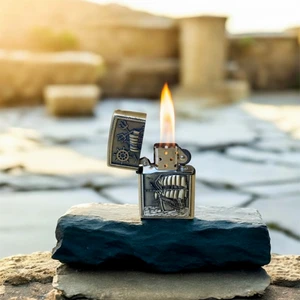 Zippo Benzinli Kabartma Çakmak Yelkenli Dümen