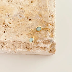 Vesce Atelier Mini Amazonit Sallantılı Doğal Taş Küpe