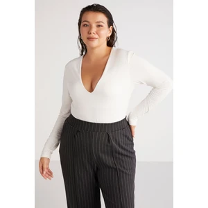 Marjabb Kadın Slim Fit Dar Kesim Vücudu Tamamen Saran Çıtçıtlı V Yakalı Ekru Büyük Beden Bluz
