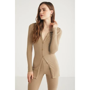 Suelan Kadın Slim Fit Dar Kesim Gömlek Yaka Düğme Detaylı Kaşkorse Bej Gömlek