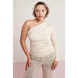 Estee Kadın Esnek Dokulu Drape Detaylı Tek Omuz Uzun Kol Asimetrik Yaka Bej Büyük Beden Bluz