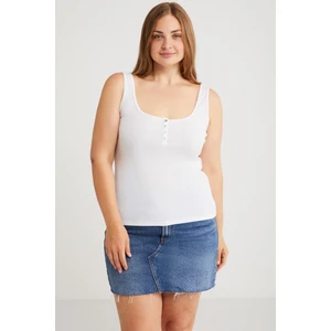 Aleydıs Kadın Slim Fit Dar Kalıp Düğme Detaylı Oyuk Yaka Örme Beyaz Büyük Beden Atlet