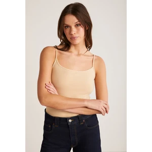 Khloe Kadın Slim Fit Dar Kesim Pamuklu Ince Askılı Kare Yaka Sıfır Kol Basic Bej Atlet