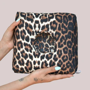 White Guard  Kare Leopar Desenli ,Yıkanabilir Kılıflı Piercing Yastığı, Kulak Boşluklu Yastık, Piercingli Kulak İçin Yastık