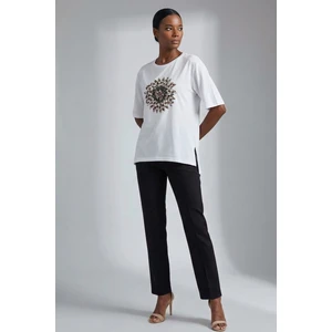 Kadın Beyaz Baskılı ve Yırtmaç Detaylı Tişört - Viskon Karışımlı Relaxed Kalıp