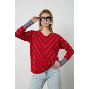 V Yaka Çizgili Kırmızı Kadın Kazak