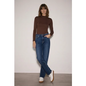 Dik Yaka Uzun Kol Bluz