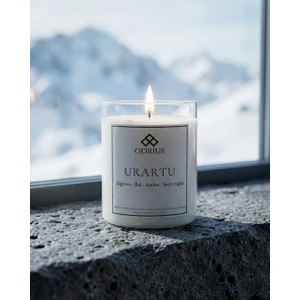 URARTU Kokulu Mum – Amber & Erguvan – Derin ve Mistik Koku – El Yapımı Kalıcı Mum – Soya & Hindistan Cevizi Bazlı ve Rafine Mineral ile Zenginleştirilmiş Özgün Mum Karışımı – 150 gram - ODRIUS
